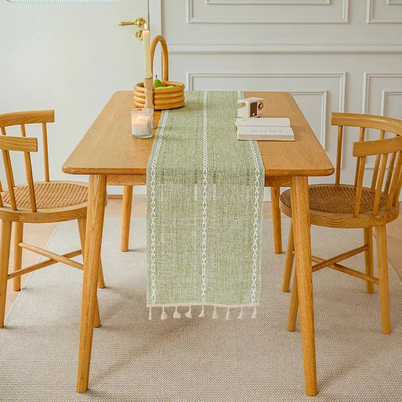Chemin de table brodé en coton lin avec motif ajouré, disponible en 5 couleurs, par Mafrenesiedecoration.