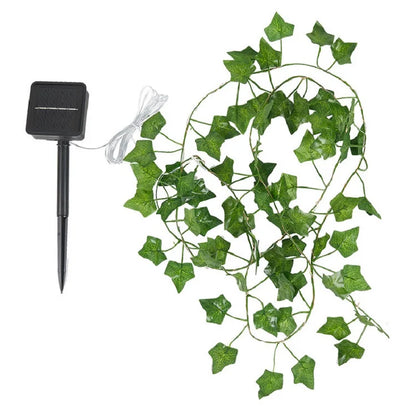 Découvrez la Guirlande solaire extérieur | Lueur de bonheur, composée de feuilles réalistes et dun piquet noir. Idéale pour votre jardin, la LED en forme de lierre crée une lueur enchanteresse, ajoutant élégance et durabilité à tout espace extérieur.