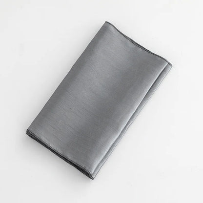 Chemin de table en satin doré pour mariage et fêtes, 20 couleurs, fabriqué par Mafrenesiedecoration.