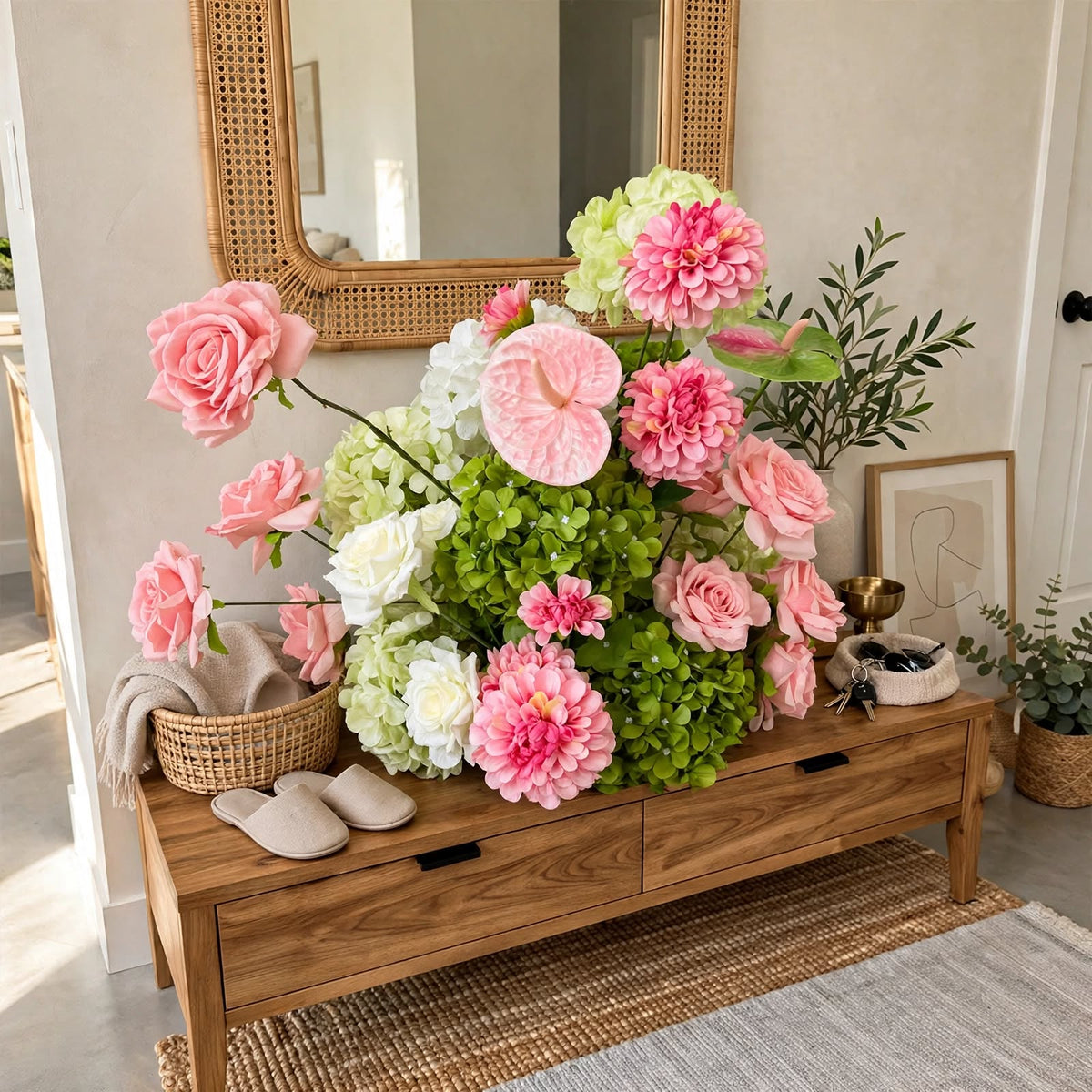 Composition florale artificielle assemblée, prête à poser sur une console