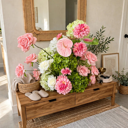 Composition florale artificielle assemblée, prête à poser sur une console