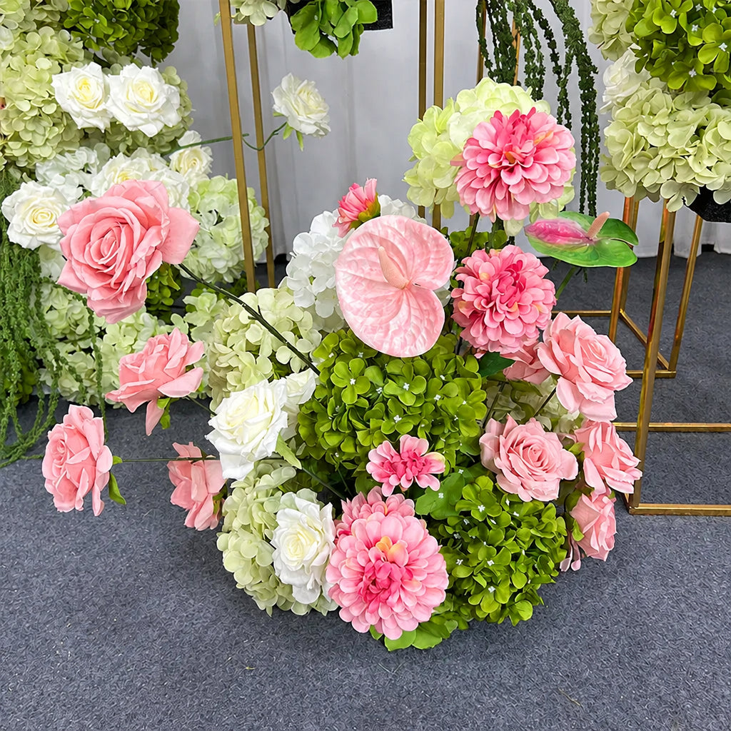 Composition florale artificielle en hortensias et roses, plan rapproché
