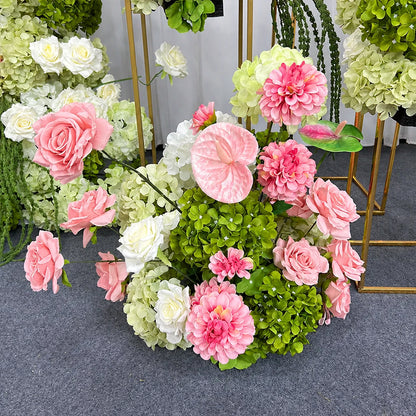 Composition florale artificielle en hortensias et roses, plan rapproché