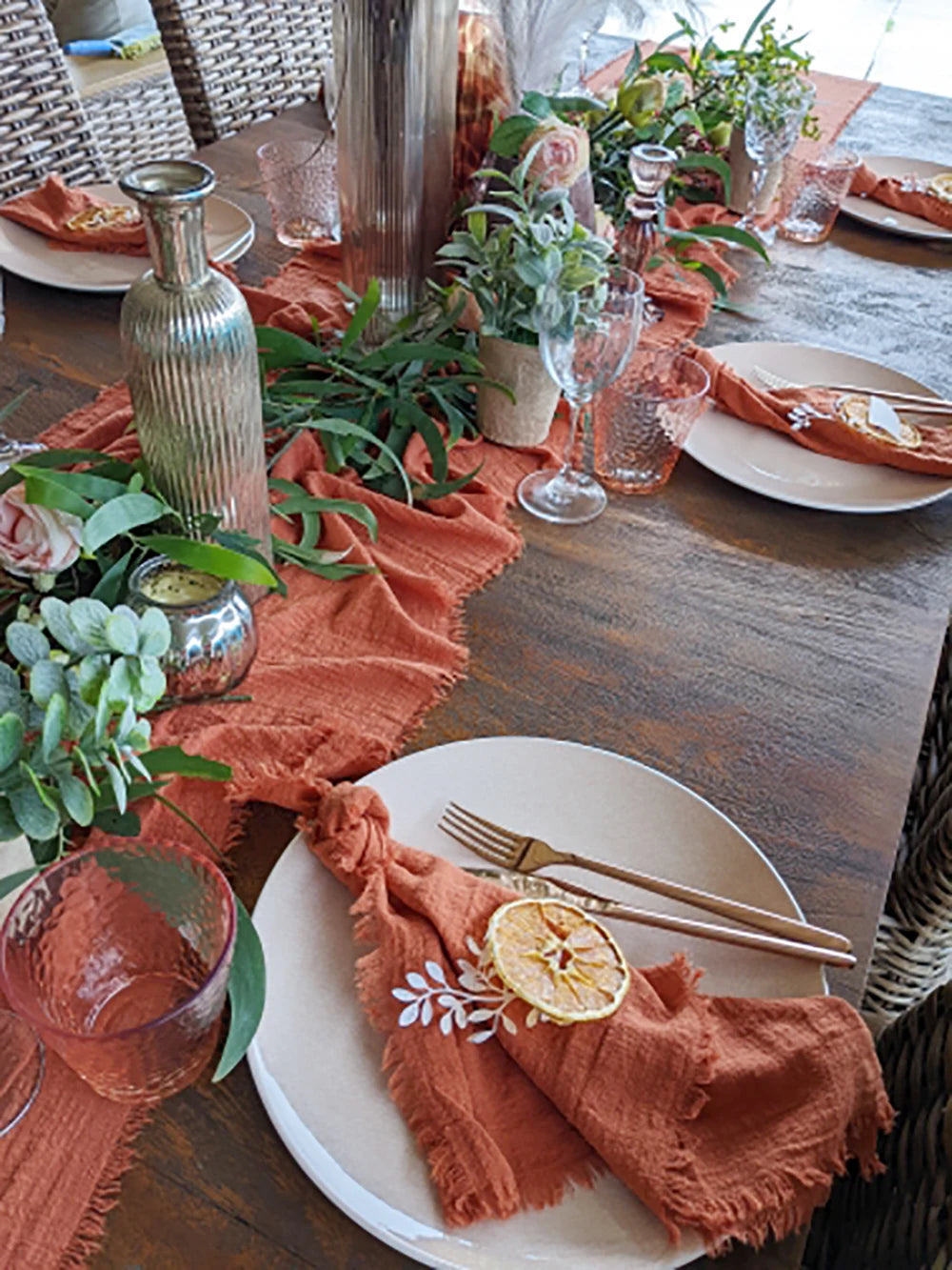 Chemin de table blanc en gaze naturel, large et polyvalent, de la marque Mafrenesiedecoration, posé sur une table élégante.