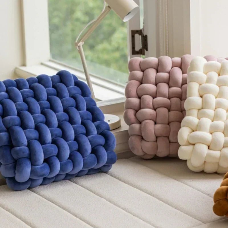 Grand coussin canapé velours noué main ambiance cosy design nordique
