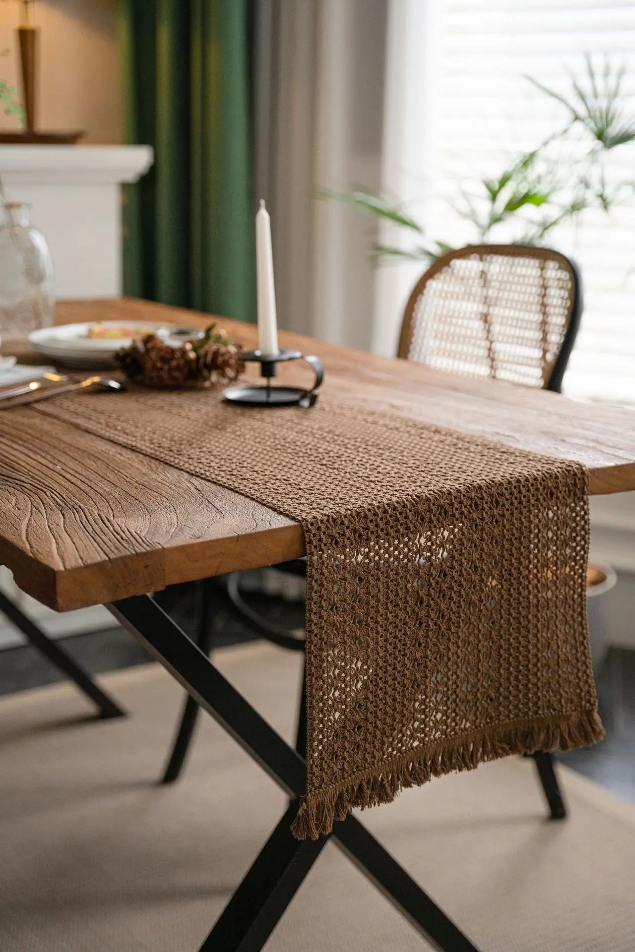 Chemin de table lin macramé vert naturel table bois décoration