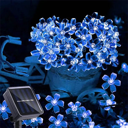 Dans un jardin fantaisiste, des fleurs bleues éclatantes et lumineuses illuminent la scène autour d'un charmant vélo blanc garé à côté d'un panier rempli de fleurs plus lumineuses. Le cadre immaculé du vélo brille doucement sous la douce lumière, tandis que les pétales délicats rayonnent de nuances de bleu, projetant une lueur enchanteresse sur le feuillage sombre environnant. Une palissade blanche se dresse majestueusement en arrière-plan, renforçant cette atmosphère sereine et onirique.