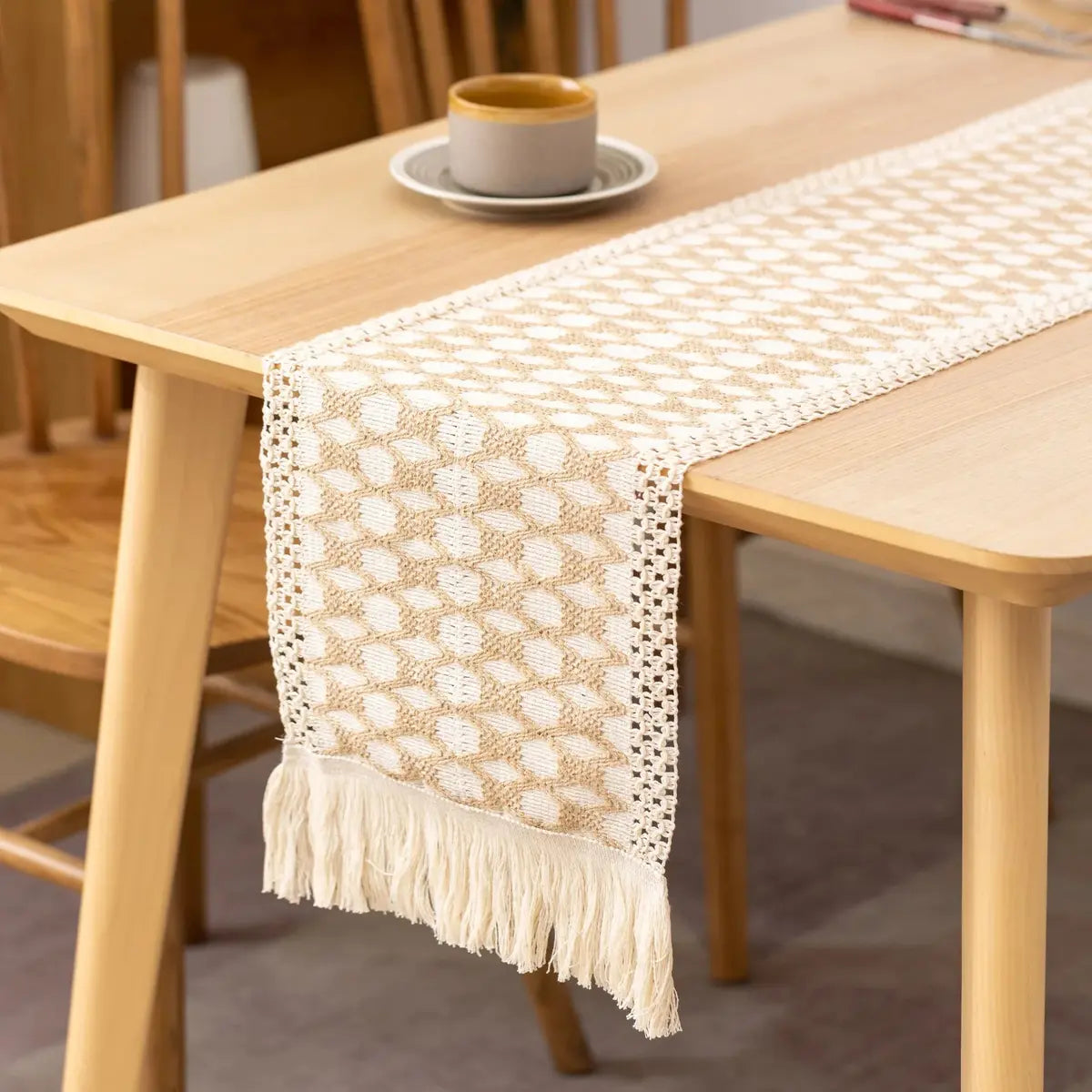 Chemin de table en jute artisanale beige naturel avec franges, fabriqué par Mafrenesiedecoration, décor élégant pour table.
