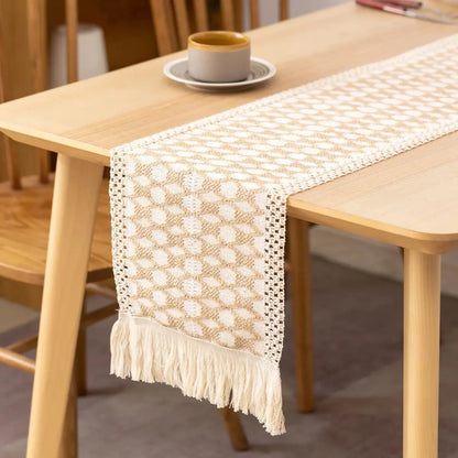 Chemin de table en jute artisanale beige naturel avec franges, fabriqué par Mafrenesiedecoration, décor élégant pour table.