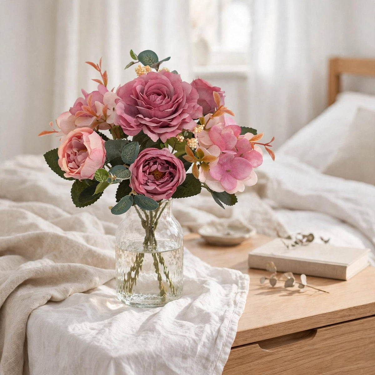 Bouquet de fleurs artificielles rose poudré dans une chambre claire