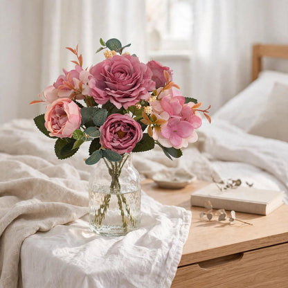 Bouquet de fleurs artificielles rose poudré dans une chambre claire
