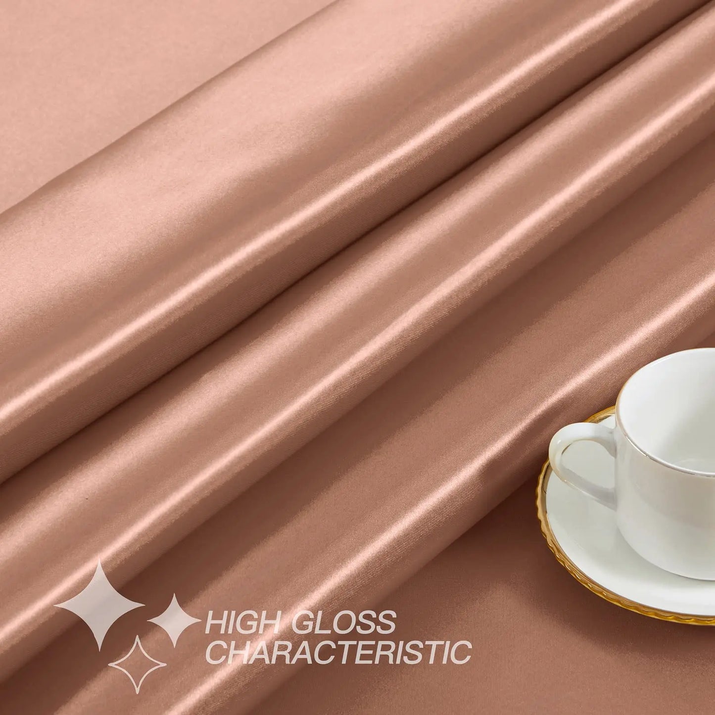 Chemin de table doré en satin de la marque Mafrenesiedecoration, idéal pour mariage et fêtes, disponible en 20 couleurs.
