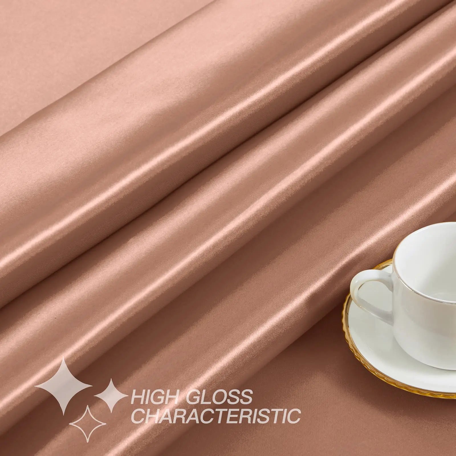Chemin de table doré en satin de la marque Mafrenesiedecoration, idéal pour mariage et fêtes, disponible en 20 couleurs.