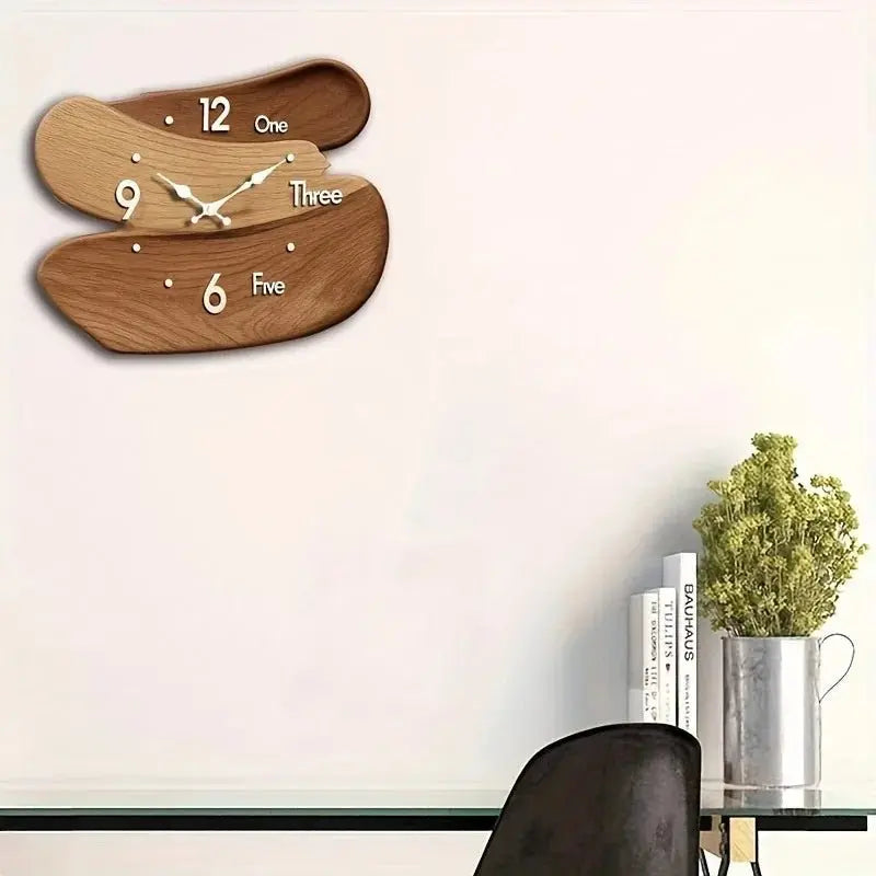 Horloge murale en bois sculpté 3D de 30x25cm avec design artistique kaki, style moderne et élégant.