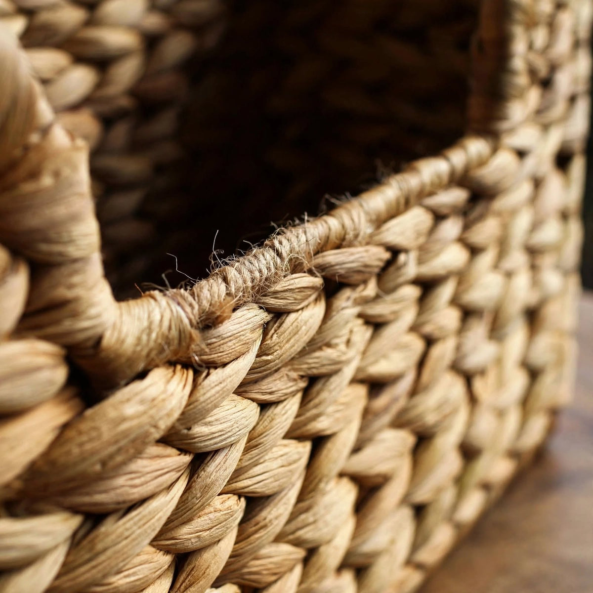 Décoration murale tressée — Panier suspendu en fibres végétales