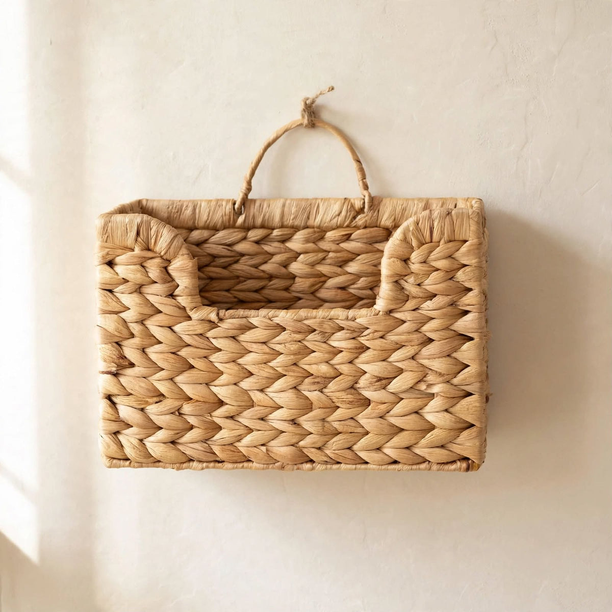 Décoration murale tressée — Panier suspendu en fibres végétales