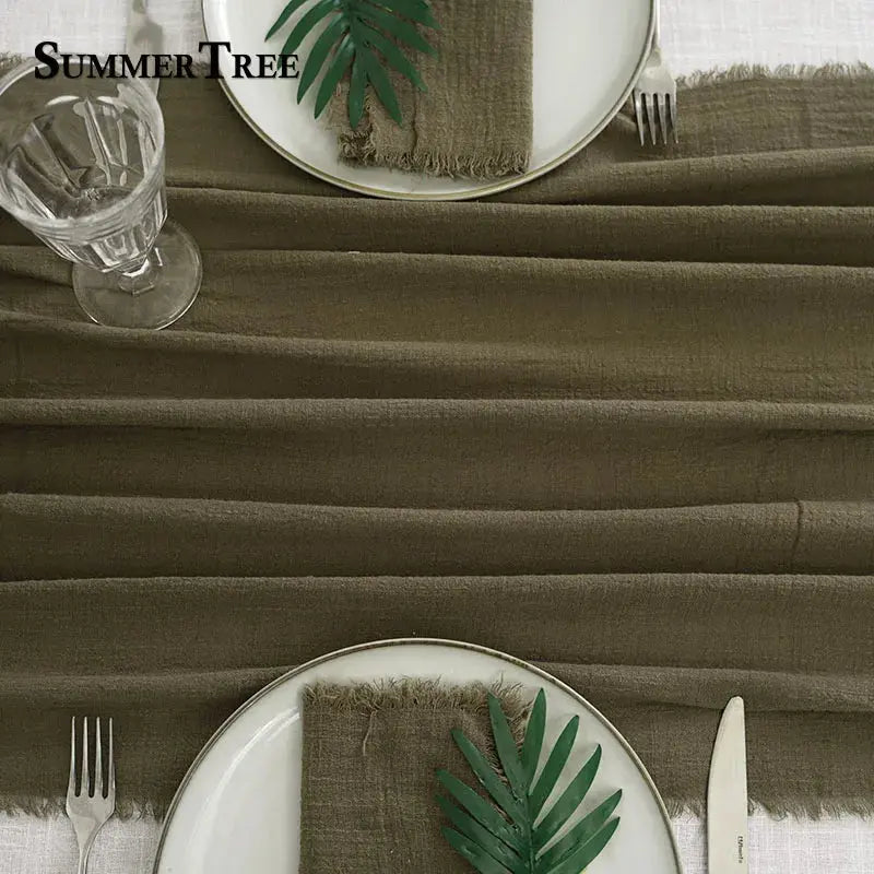 Chemin de table en gaze de coton Mafrenesiedecoration, texture légère et bohème pour mariage et table festive.