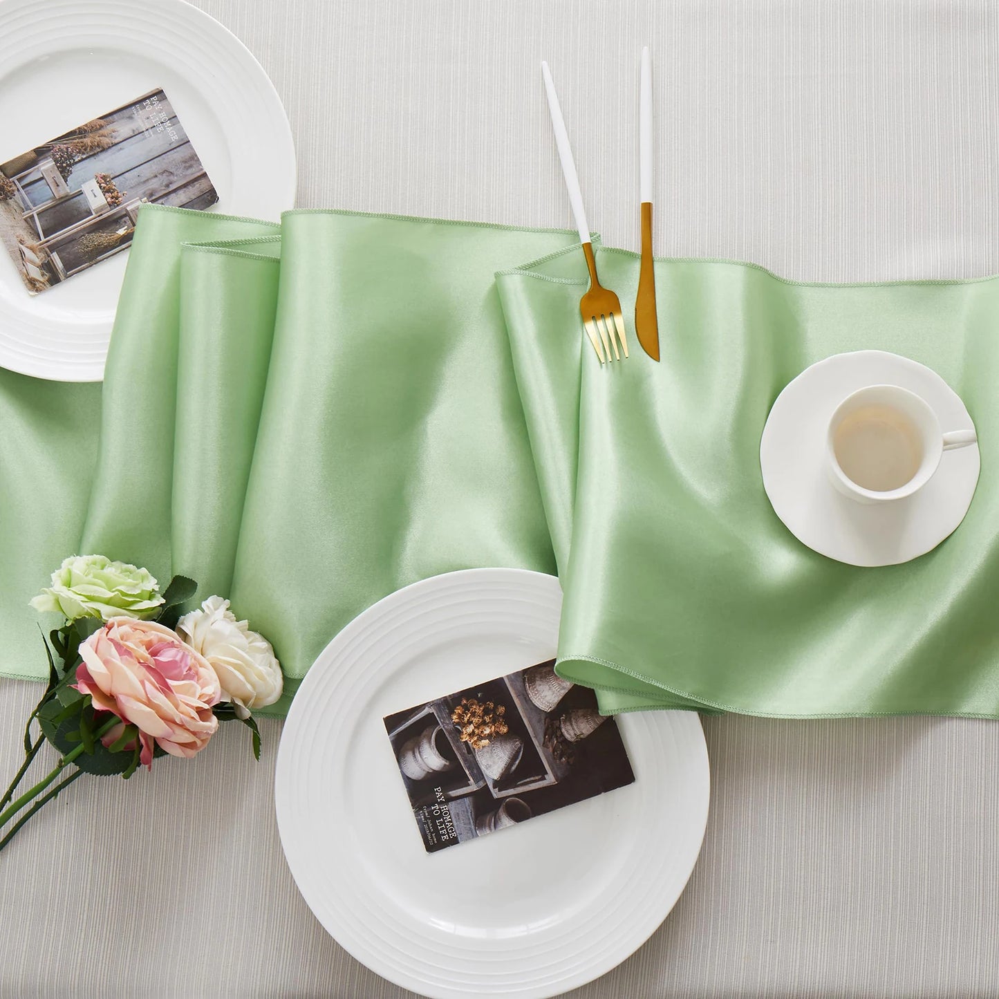 Chemin de table en satin doré de la marque Mafrenesiedecoration, idéal pour mariage et fêtes, disponible en 20 couleurs.