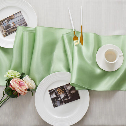 Chemin de table en satin doré de la marque Mafrenesiedecoration, idéal pour mariage et fêtes, disponible en 20 couleurs.