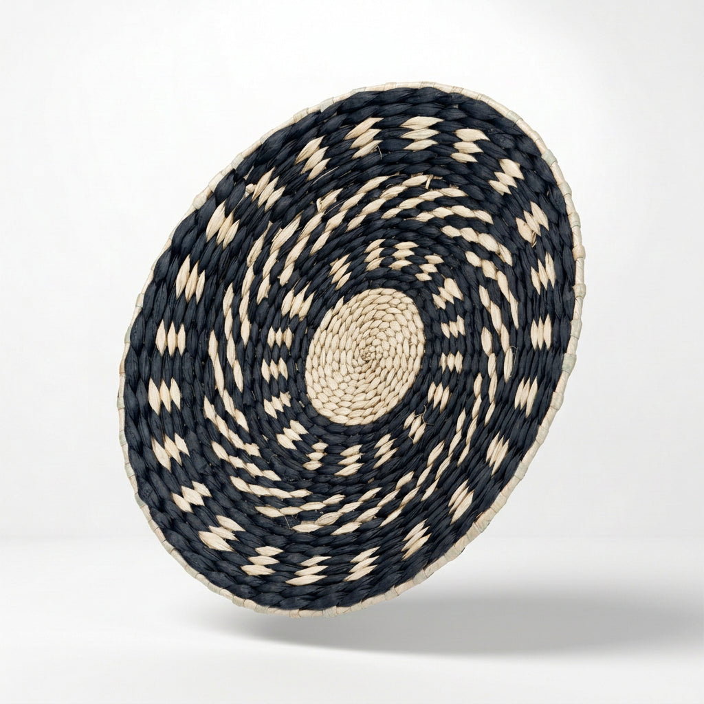 Disque mural tressé noir et naturel, motif en pointes autour du centre