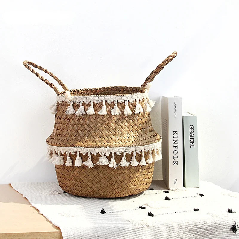Panier en jonc de mer à pompons blancs posé près d'une pile de livres