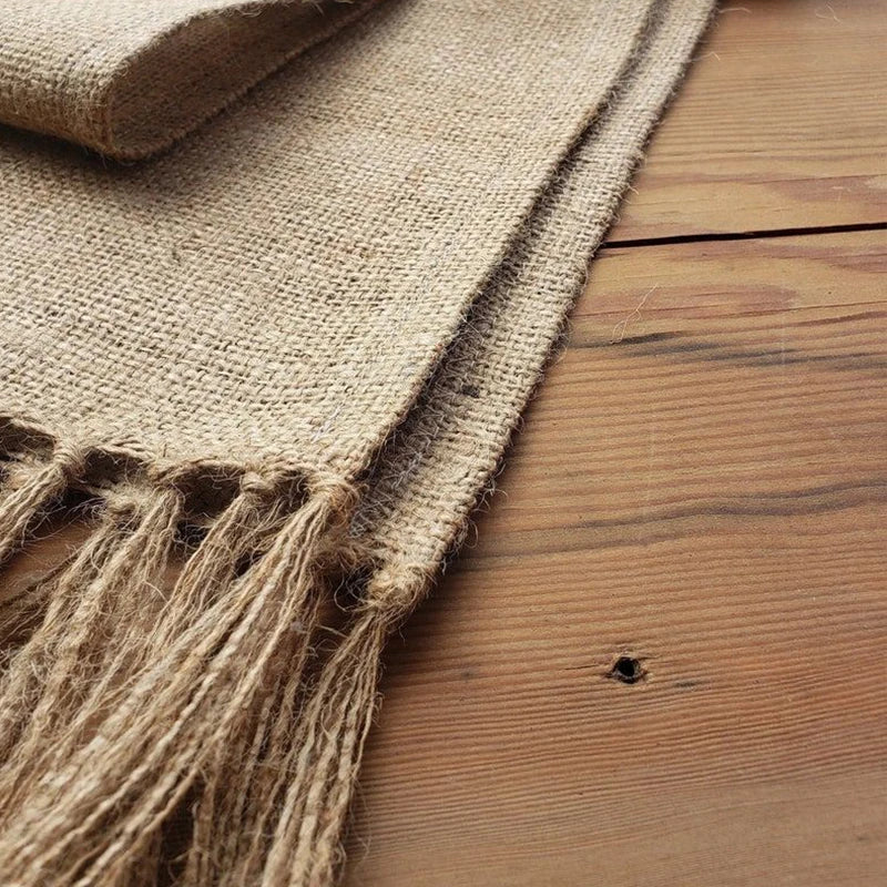 Chemin de table jute naturel franges détail artisanal texture