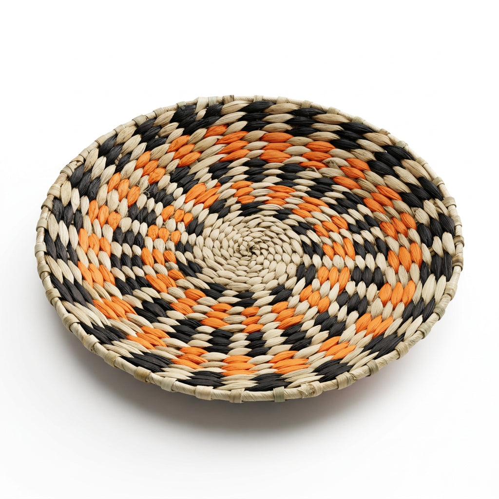 Disque mural tressé noir, orange et naturel, motif de losanges concentriques
