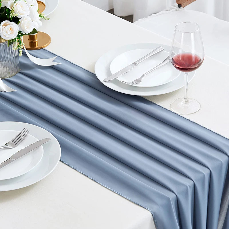 Chemin de table bleu en chiffon léger et semi-transparent, idéal pour mariage, par Mafrenesiedecoration.