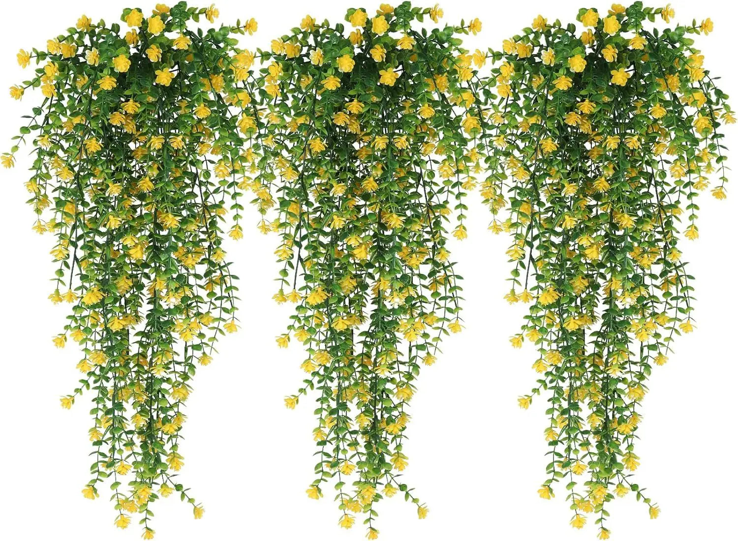 Les Plantes artificielles tombantes-Cascade Bohème présentent trois plantes artificielles suspendues luxuriantes avec de petites fleurs jaunes denses, drapées magnifiquement sur un fond blanc pour un décor végétal vibrant et en cascade.