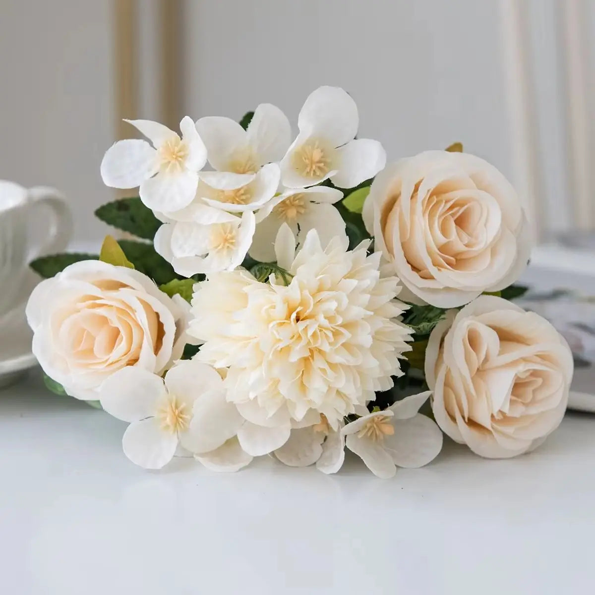 Bouquet de fleurs artificielles crème avec dahlias, style rétro