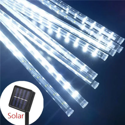 La guirlande solaire extérieur Joie solaire émet une lumière blanche brillante sur un fond sombre, dotée d'un panneau solaire pour une ambiance extérieure économe en énergie et respectueuse de l'environnement.
