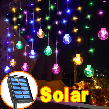 La guirlande solaire extérieure puissante | Lueur puissante est composée d'ampoules multicolores disposées en cascade, offrant un éclairage écologique. Un panneau solaire est placé sur le côté, avec le mot « Solar » surligné en orange vif.