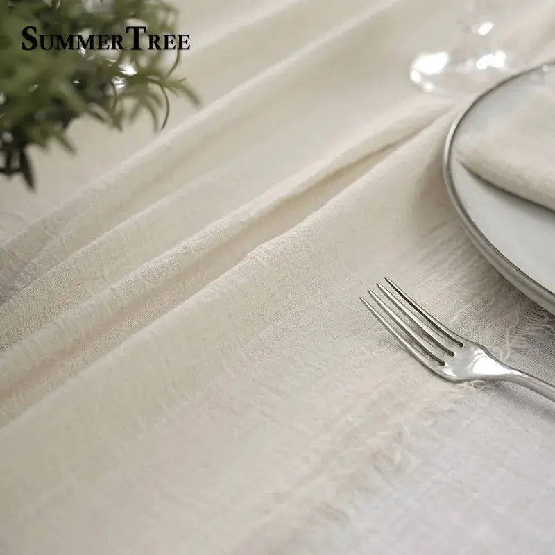 Chemin de table en gaze de coton Mafrenesiedecoration, texteuré, léger et bohème pour mariage et table festive.