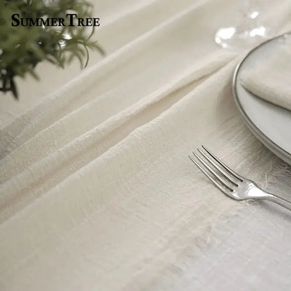 Chemin de table en gaze de coton Mafrenesiedecoration, texteuré, léger et bohème pour mariage et table festive.
