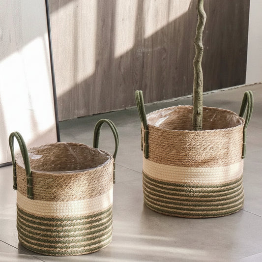 Cache pot vert à rayures horizontales et anses vertes avec plante