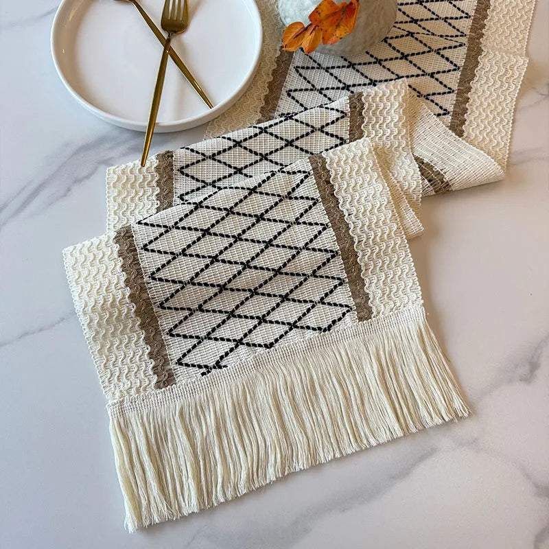 Chemin de table bohème tissé crème taupe motif spirales table bois
