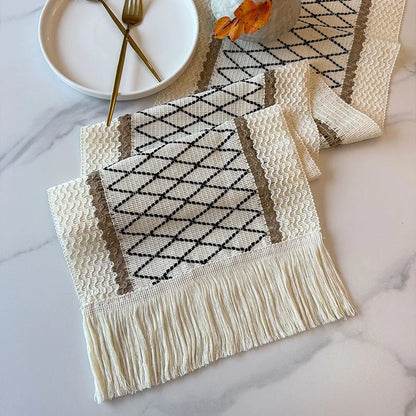 Chemin de table bohème tissé crème taupe motif spirales table bois