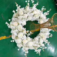 Couronne de fleurs artificielles blanche, roses et delphiniums blancs