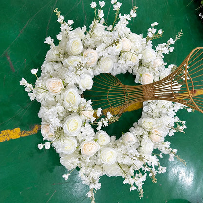 Couronne de fleurs artificielles blanche, roses et delphiniums blancs