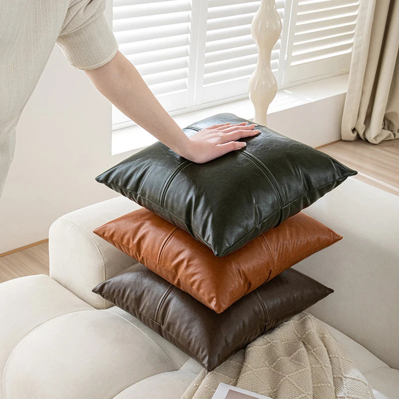 "Coussin blanc cuir synthétique détail texture patchwork élégant"