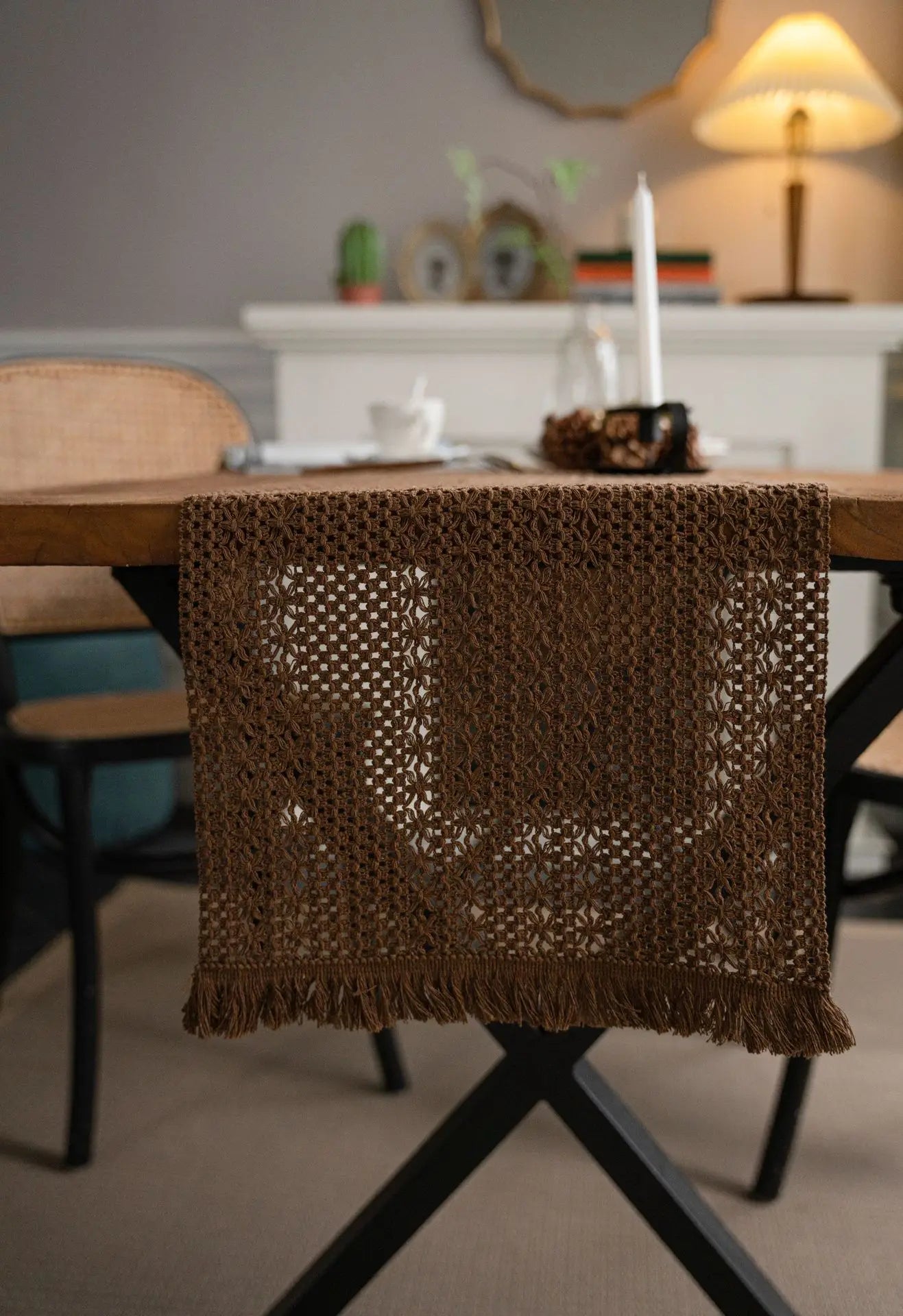 Chemin de table crochet brun 30x180cm table bois naturel décoration