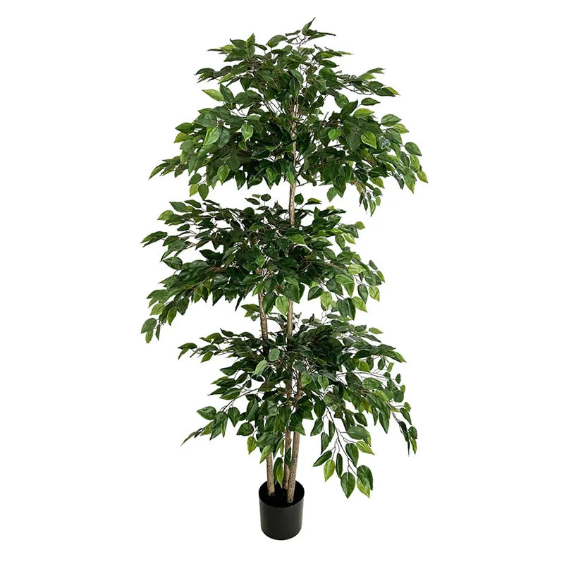 La Plante artificielle-Ficus est une plante haute au design ultra-réaliste, avec des feuilles vertes luxuriantes dans un petit pot noir, idéale pour ajouter une touche vivante à une déco sur fond blanc épuré.