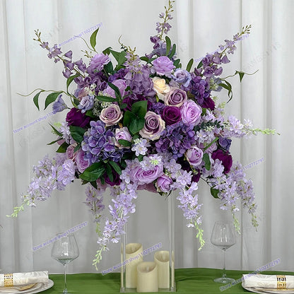 Boule de fleurs artificielles violet et lilas avec glycine retombante, table dressée