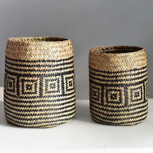 Cache pot original en paille tressée à motif noir, deux tailles côte à côte