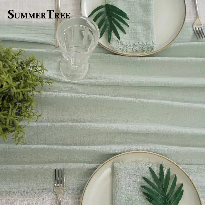 Chemin de table en gaze de coton Mafrenesiedecoration, texture légère et bohème, parfait pour mariage et table festive.