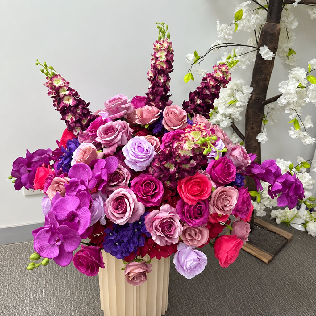 Boule de fleurs artificielles fuchsia et violet avec orchidées