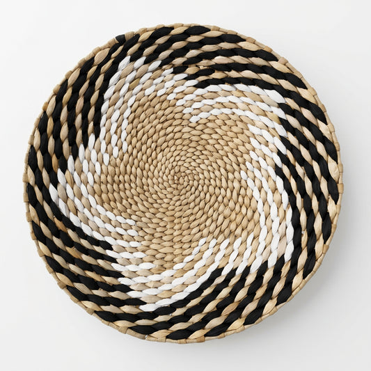Disque mural en seagrass tressé, étoile blanche et noire sur fond naturel