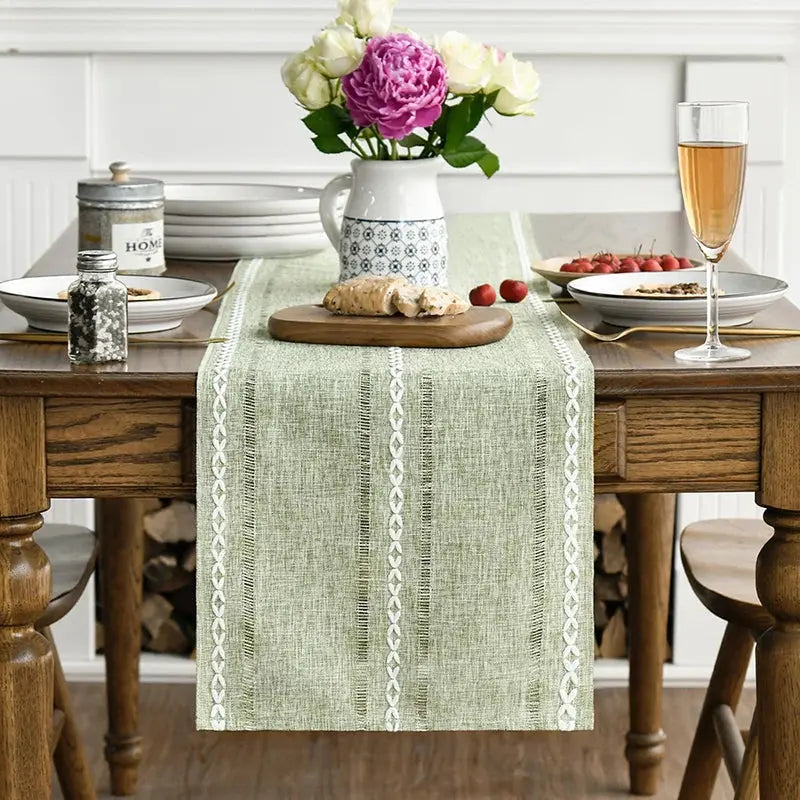 Chemin de table brodé en coton lin avec motif ajouré, disponible en 5 couleurs, par Mafrenesiedecoration.