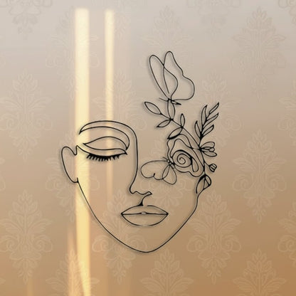 Decors murale metal représentant un visage féminin stylisé, papillons, fleurs, fond ornemental.