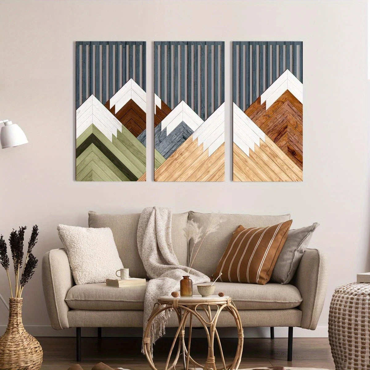 Trois decoration murale bois représentant des montagnes stylisées.